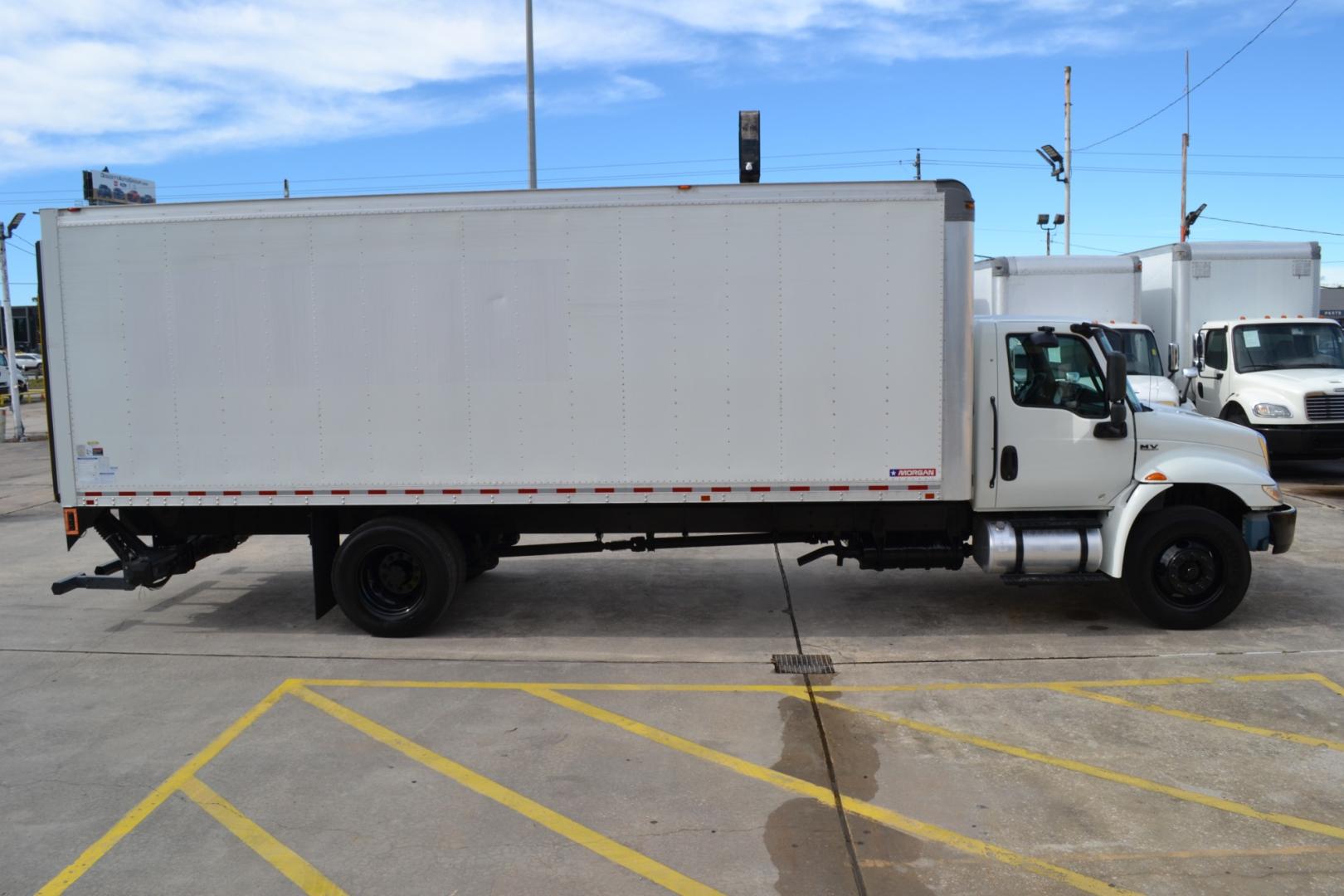 2020 WHITE /BLACK INTERNATIONAL MV 607 with an CUMMINS ISB 6.7L 240HP engine, ALLISON 2500RDS AUTOMATIC transmission, located at 9172 North Fwy, Houston, TX, 77037, (713) 910-6868, 29.887470, -95.411903 - Photo#3